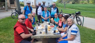 Brotzeit oder Jause wie die Österreicher sagen, mit den abgefüllten Getränken.