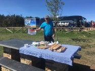 Wolfgang hat die Brotzeit schon hergerichtet. Im Hintergrund unser Reisebus.