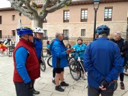 Josef erklärt uns die Sehenswürdigkeit.