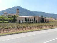 Die Weinkellerei Bodegas Irache, im Hintergrund das Kloster Santa María la Real de Irache
