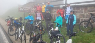 Unser erstes Gruppenfoto nach dem wir den Pass von Ibañeta bezwungen haben.
Vorne: Christa, Leo, Helmut, Dorit, Maria.
Hinten: Herta, Fritz, Ingrid, Peter, Ilse, Leo.