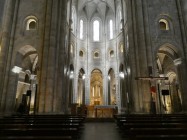 Die spätgotische Kathedrale von Santo Domingo de la Calzada wurde unter Einbeziehung eines älteren, romanischen Vorgängerbaus errichtet, der im Jahre 1068 begonnen und im Jahre 1106 geweiht wurde. Von ihm ist vor allem die romanische Apsis mit reichem Skulpturenschmuck erhalten.