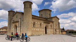Die hochromanische Kirche San Martín gehörte einst zu einem Kloste.