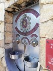 Der Weinbrunnen, aus dem linken Hahn läuft Rotwein und aus dem rechte Hahn kann man Wasser abfüllen.