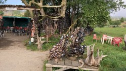 Ein Biergarten mit Flaschendeko.